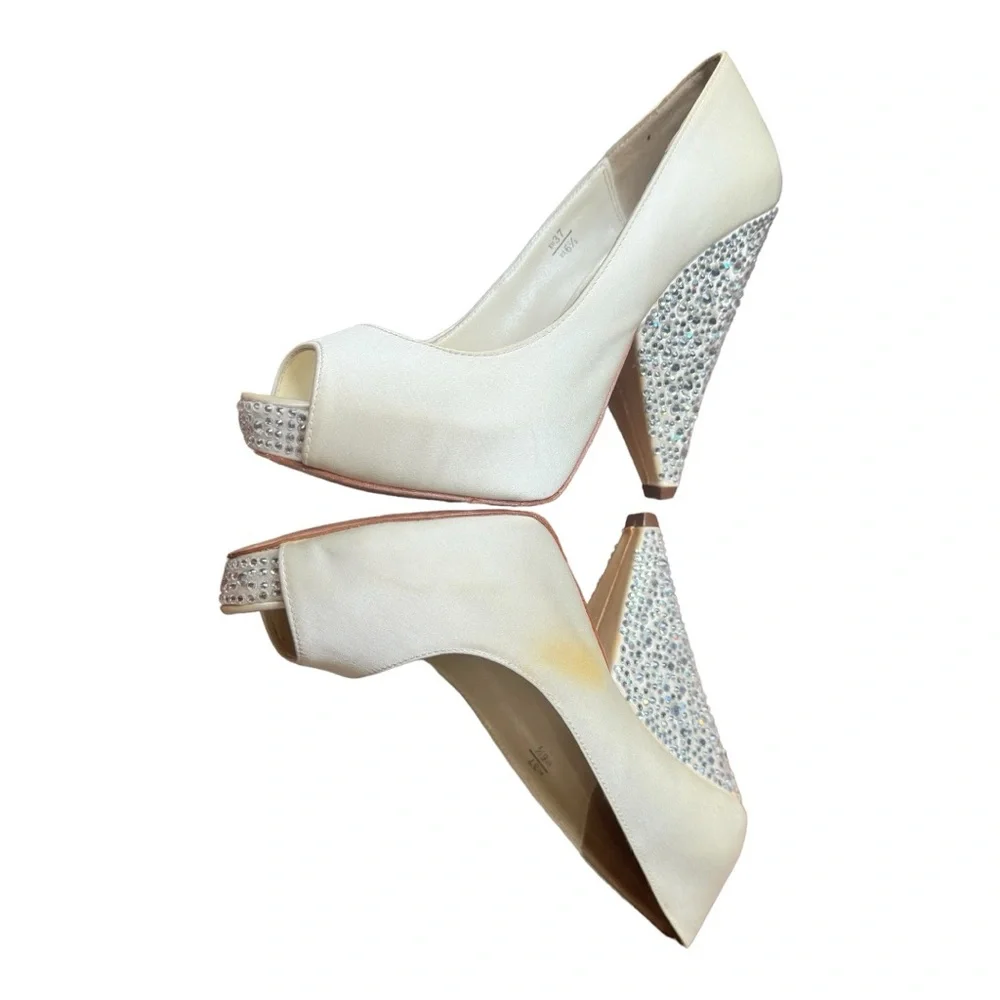 Benjamin Adams London Ivory Size 36.5M